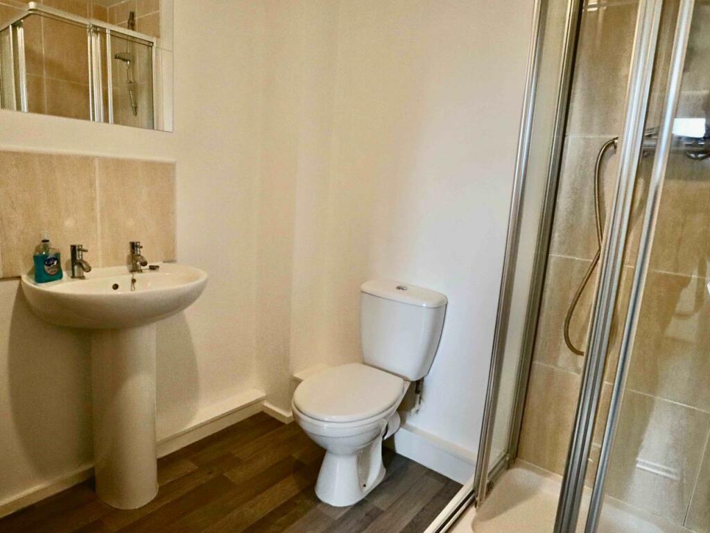 Modern shower room (rear)