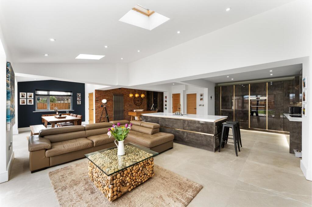 Versatile Kitchen, Living Space &amp; Home Office