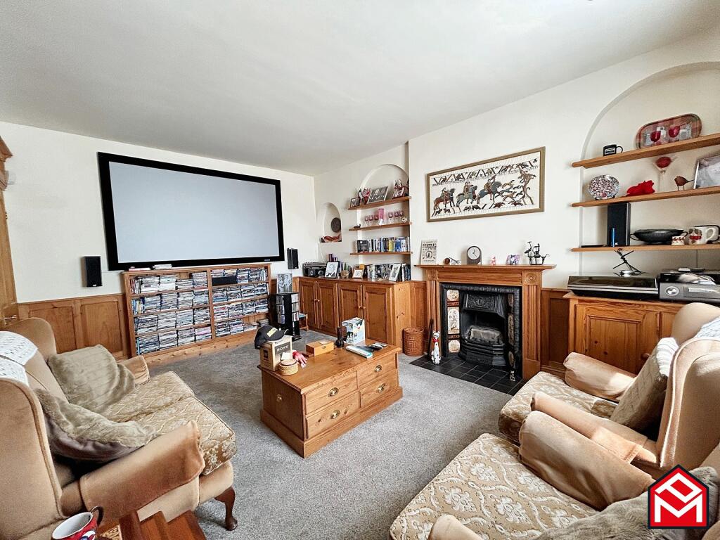 Sitting/ Cinema Room