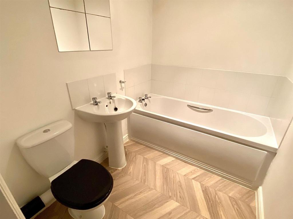 Kiln avenue 29 bathroom.jpg