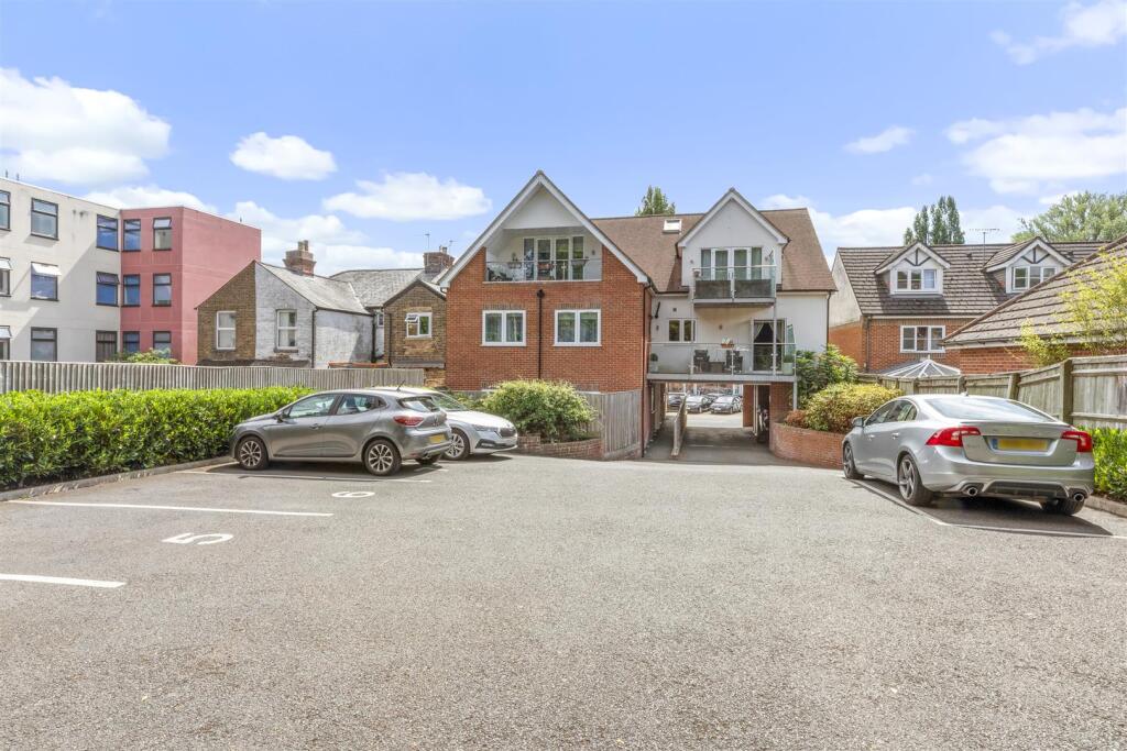 Flat 4, 77 London Road, HP11 1BN-15.jpg