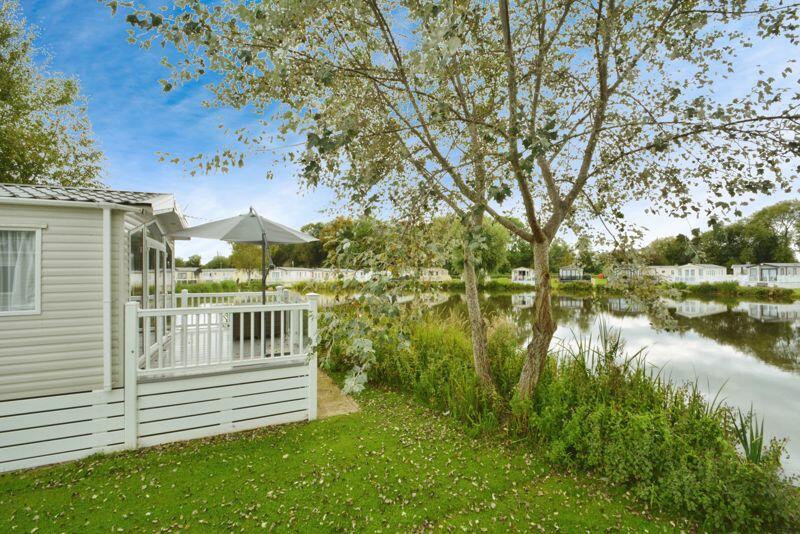 Detached holiday home with lake view