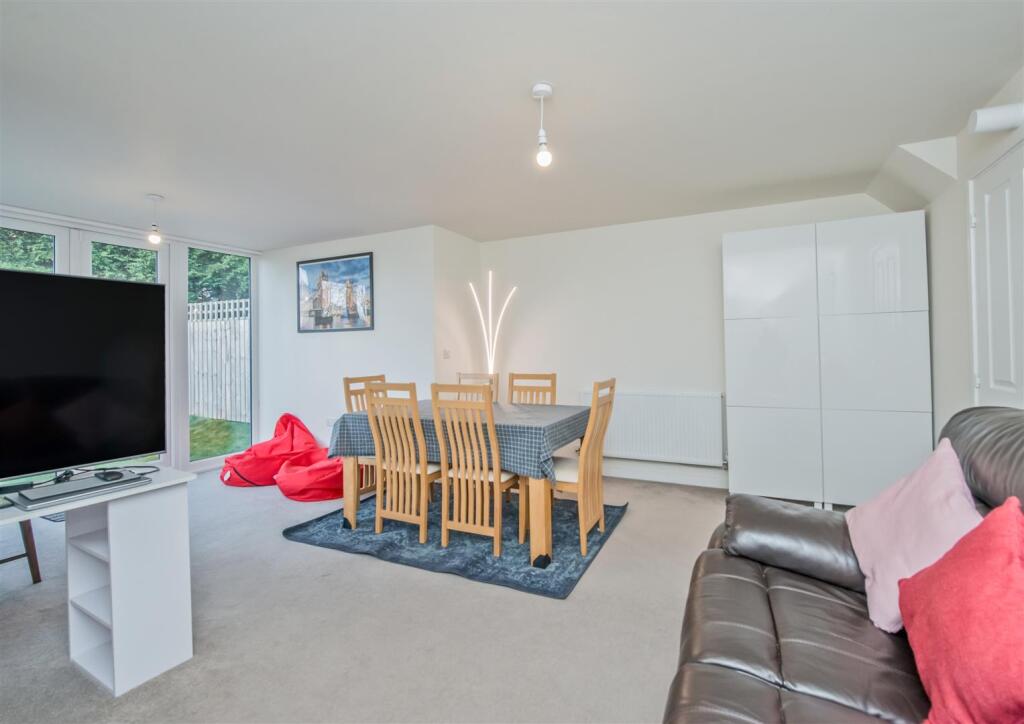 Living Room / Dining Area &amp; Sun Lounge: