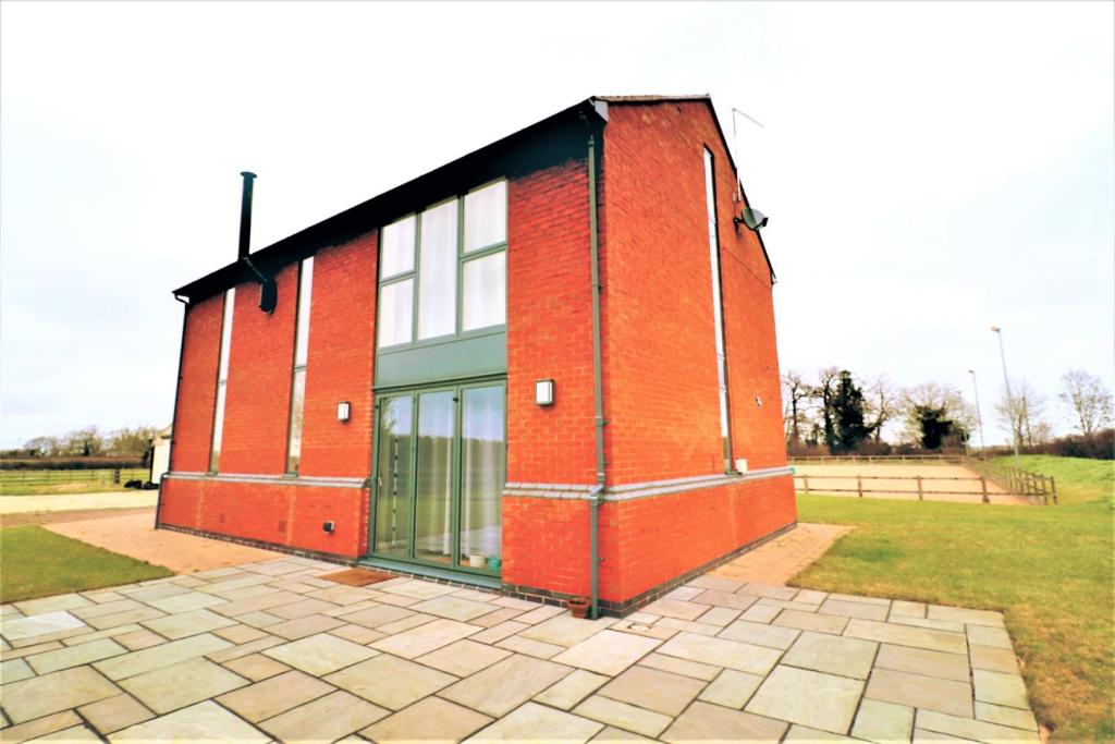 11 - Exterior Rear.jpg