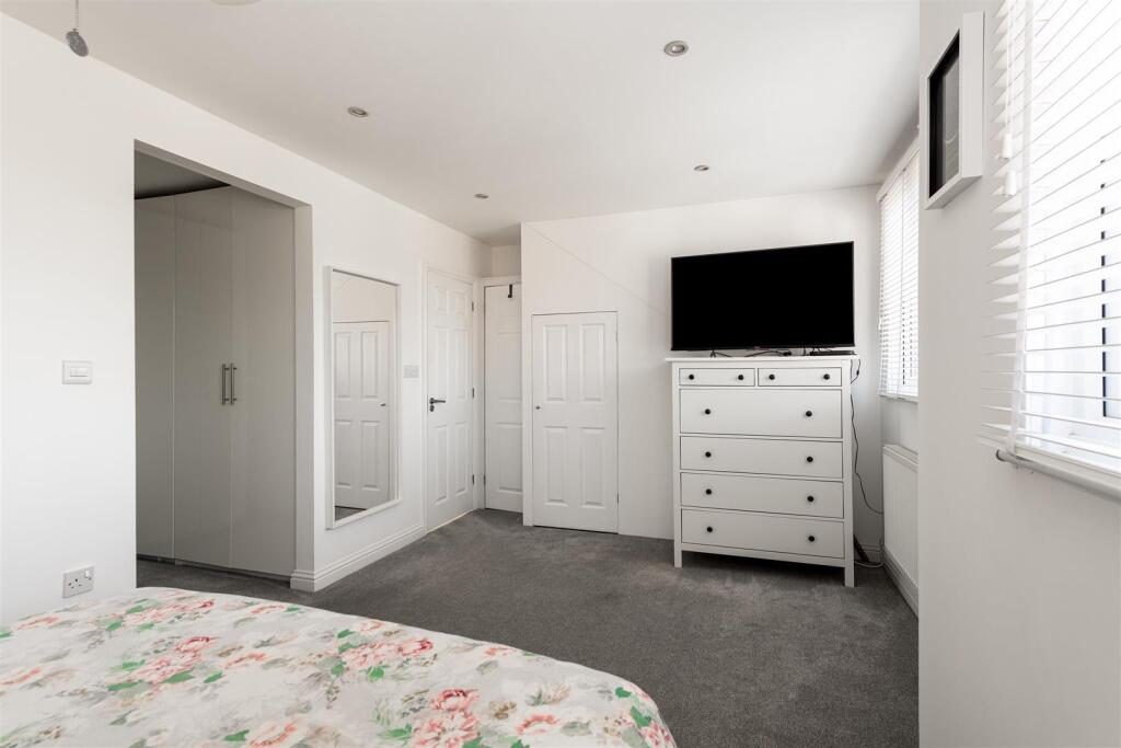 21 Springvale bedroom1b.jpg