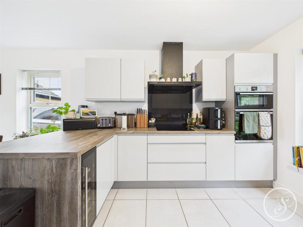 KITCHEN/DINER/SITTING AREA