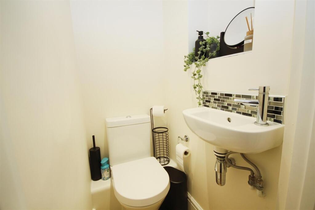 b965cce4-Cloakroom.JPG