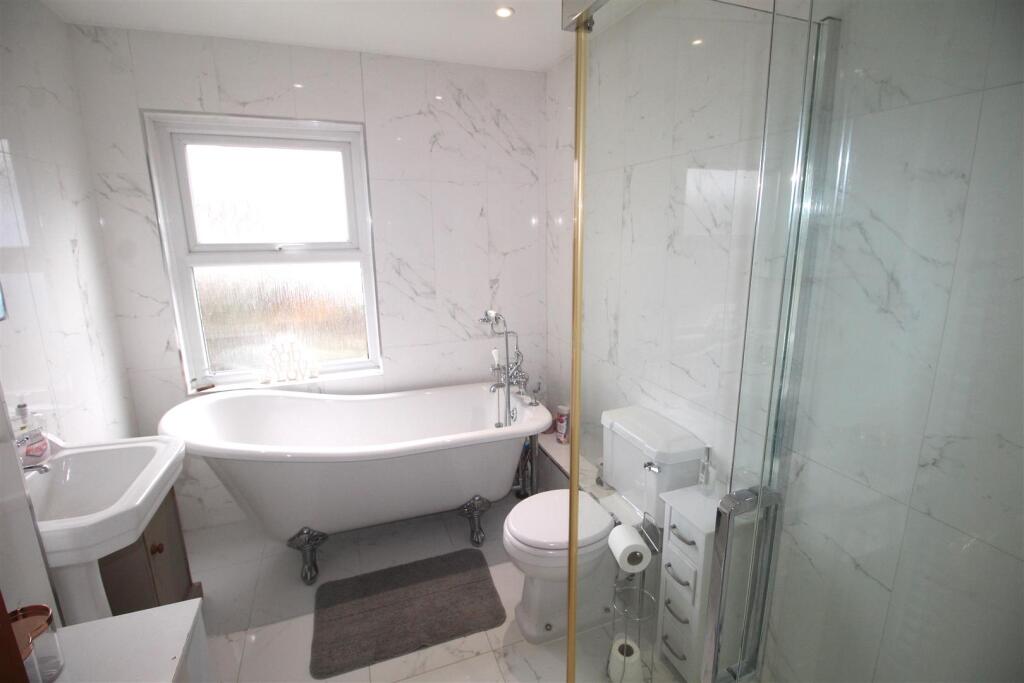 28 Elm bath.JPG