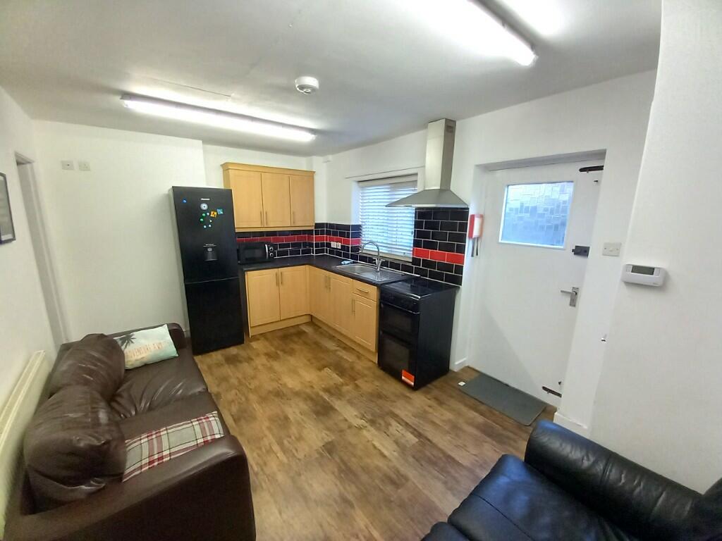 LOUNGE/KITCHEN