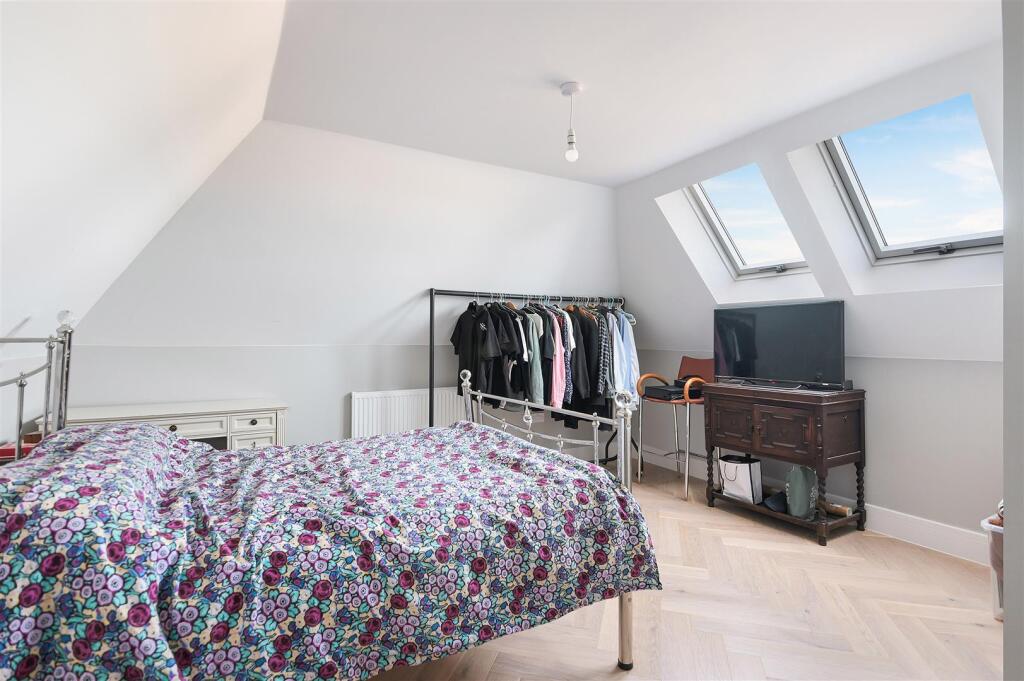 BRUNSWICK CLOSE,6  (2).jpg