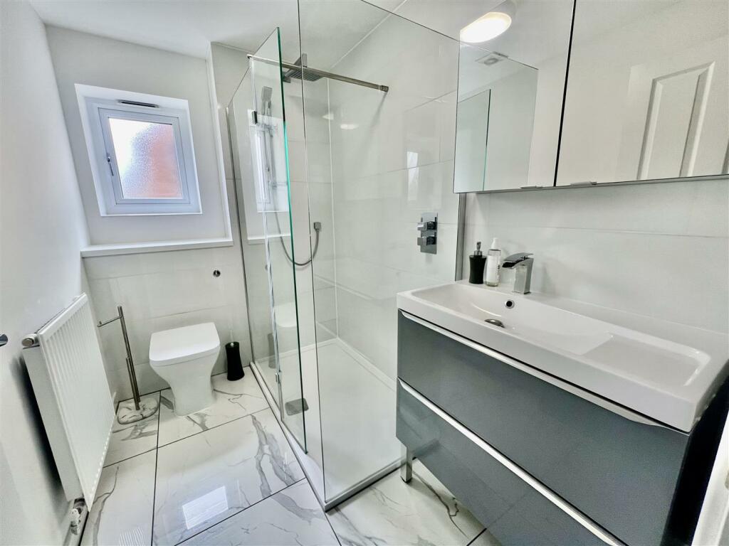 SHOWER ROOM/WC