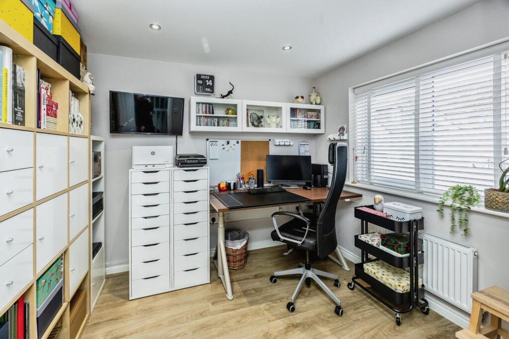 Bedroom/ home office