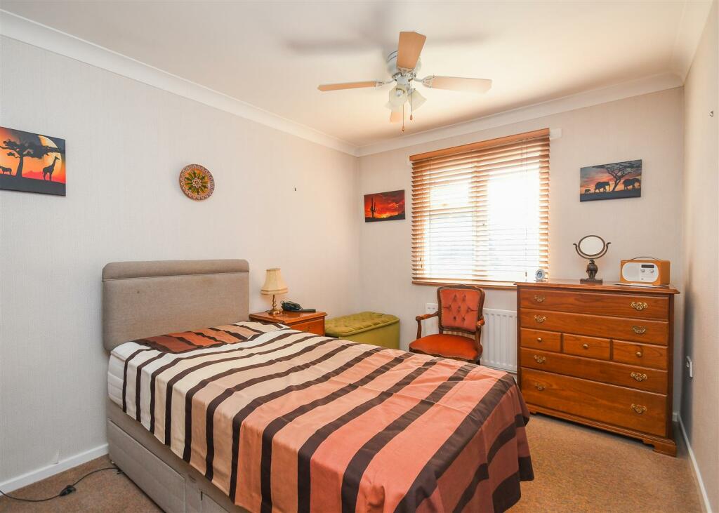 24 Manor Gardens - Bedroom 1.jpg