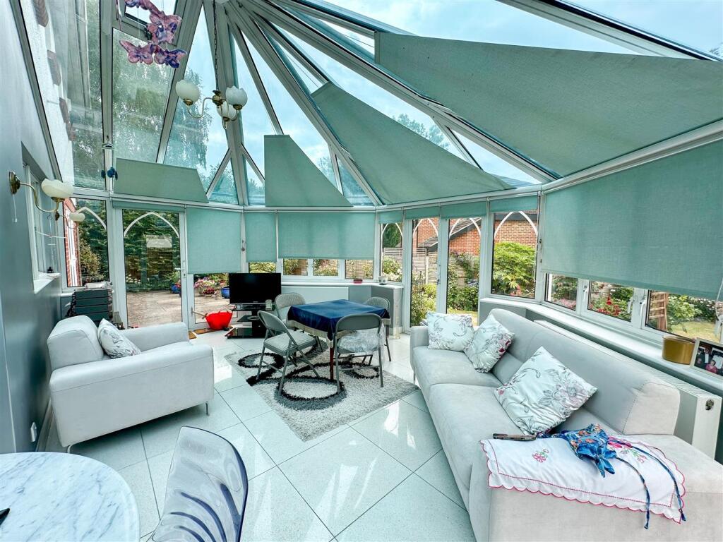 2 Rawlins Close, N3 (10).jpg