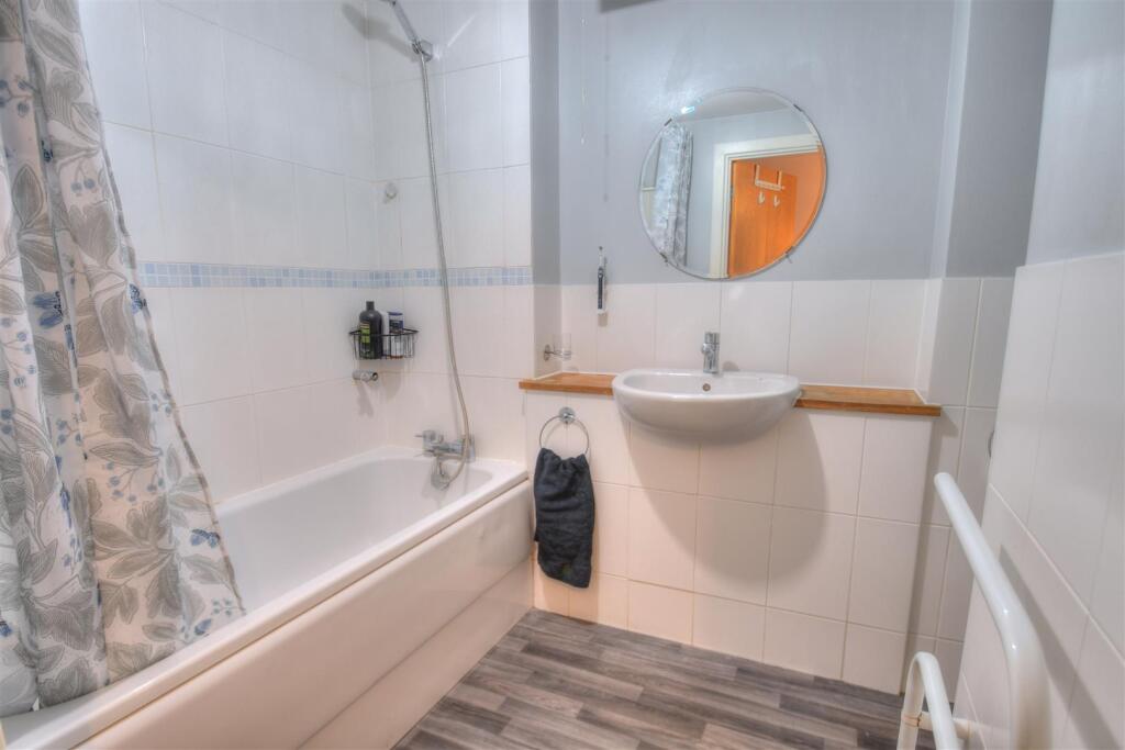 Bathroom.jpg