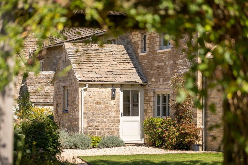 21 - 41 Ampney Crucis - GL7 5SF - Web.jpg