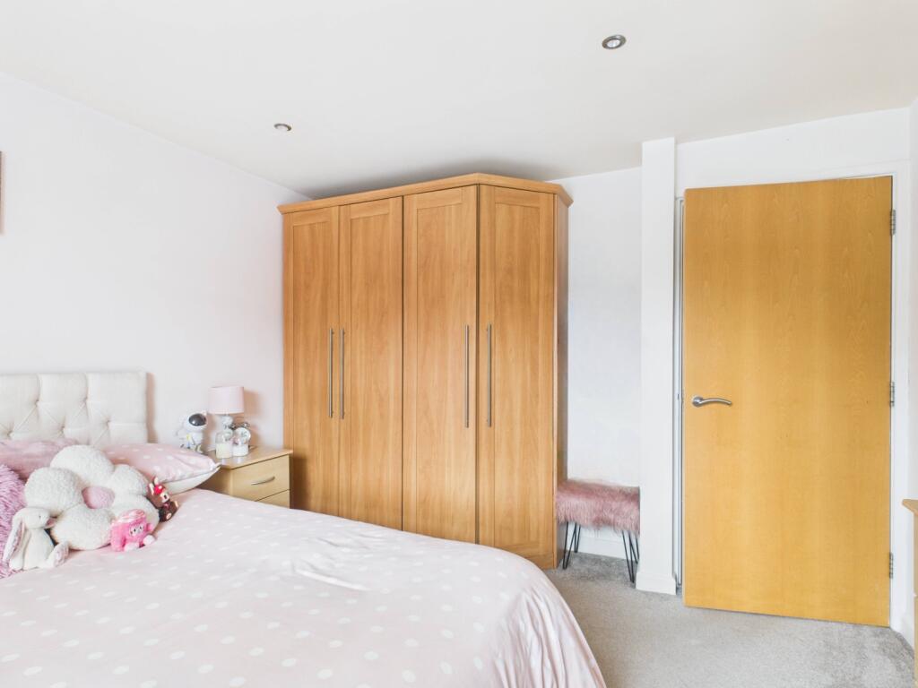 CAM03293G0-PR0251-STILL007