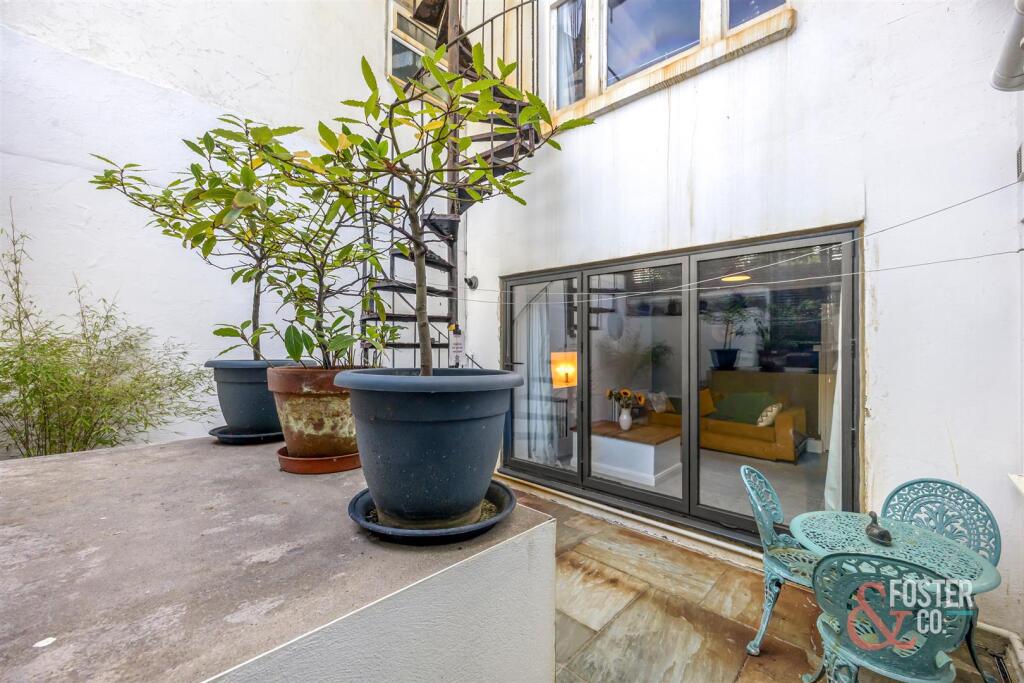St Aubyns 22, Flat 2-018.JPG