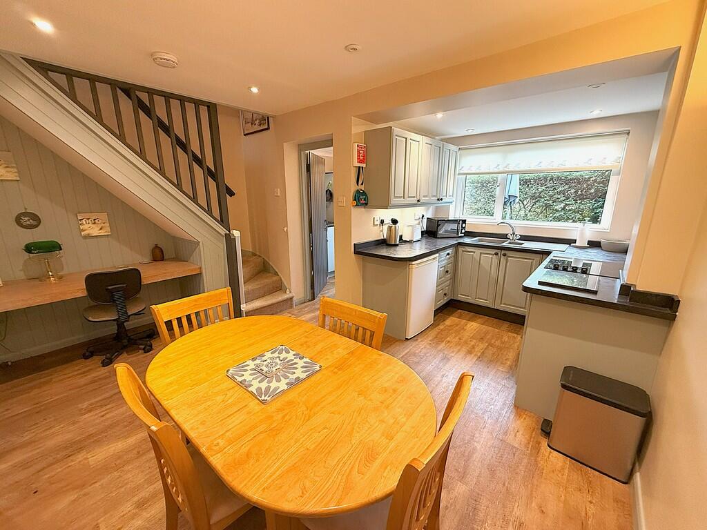 KITCHEN DINER 2