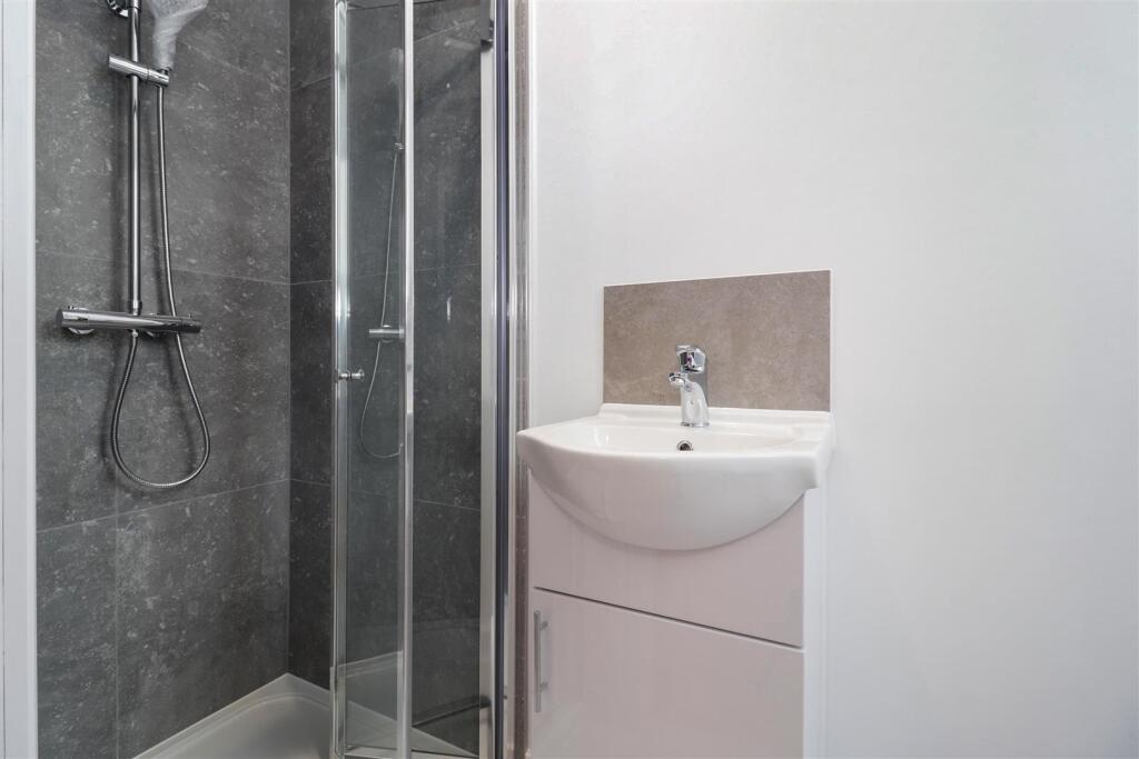 EN SUITE SHOWER ROOM TO BEDROOM ONE