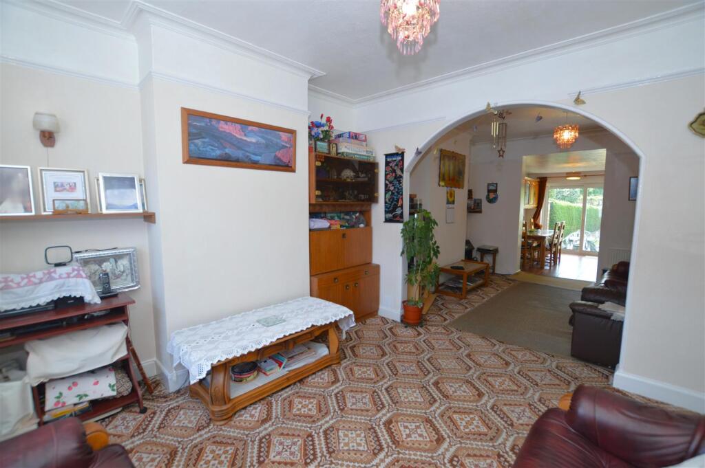 31 Argyle Avenue living room2.JPG