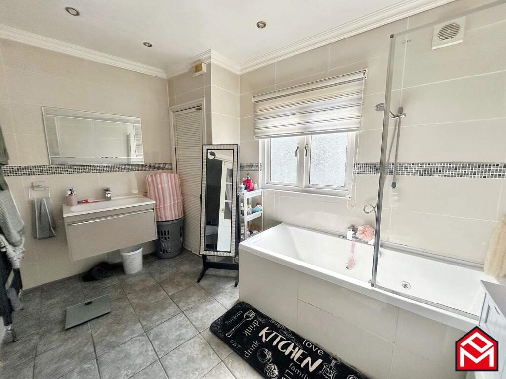 En-Suite Bathroom