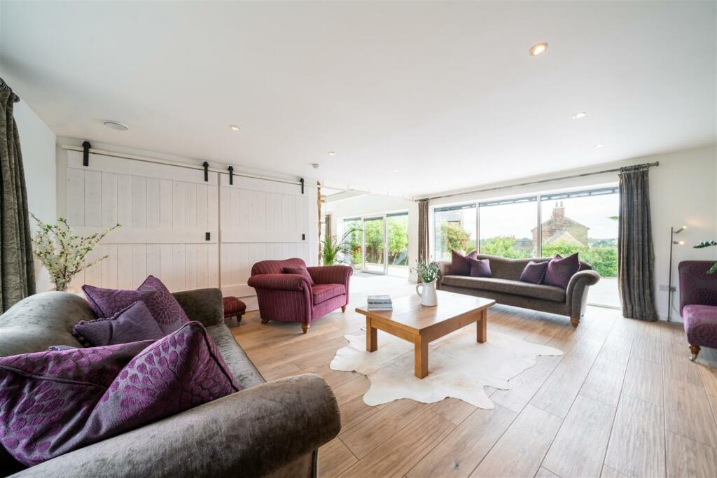 Living Area-5.jpg