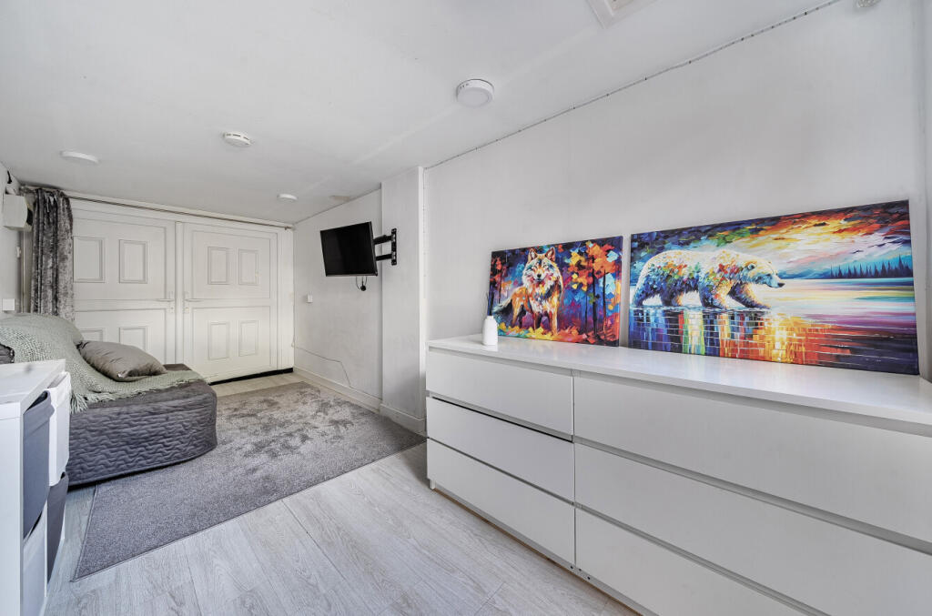 1350469-2-68bed54...