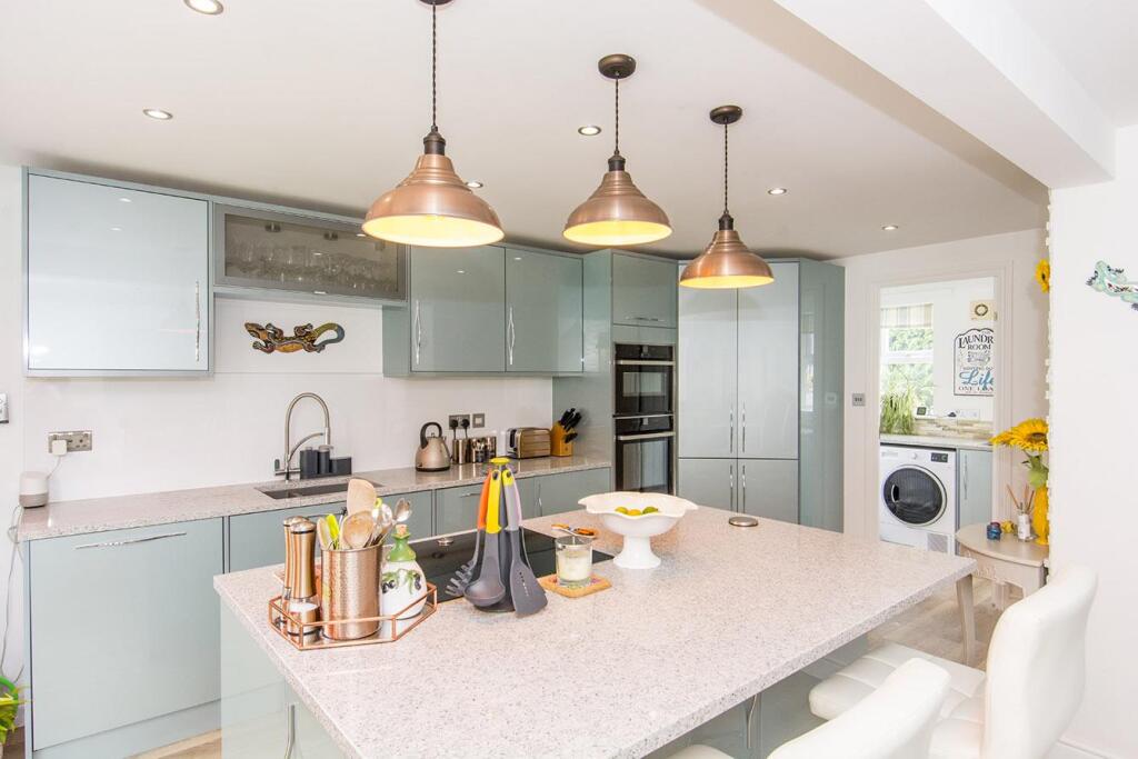 Kitchen Photo 2