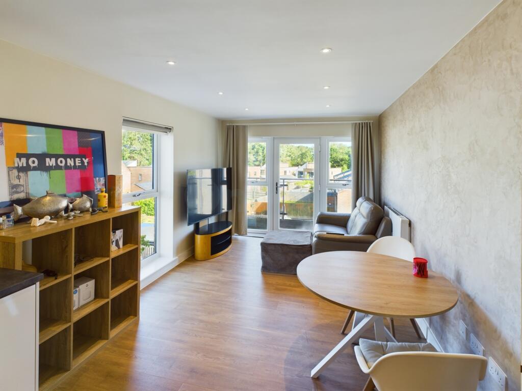 CAM04024G0-PR0004-STILL006