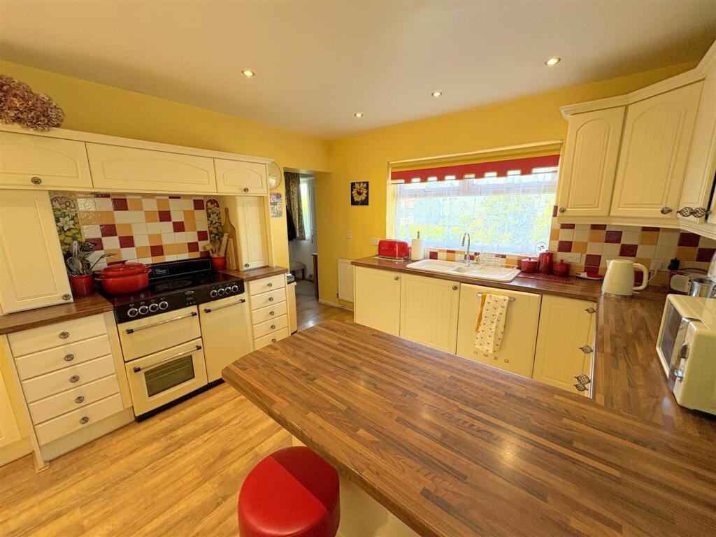 Kitchen a.jpg
