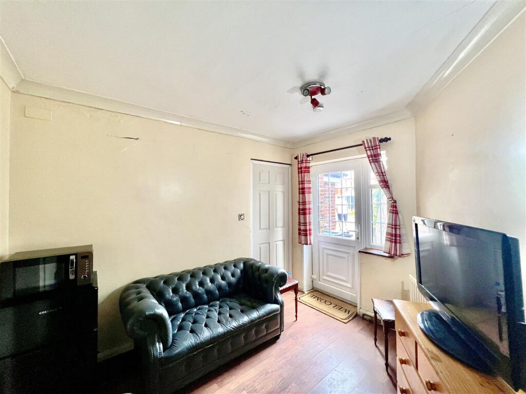 Kitchen/ Lounge