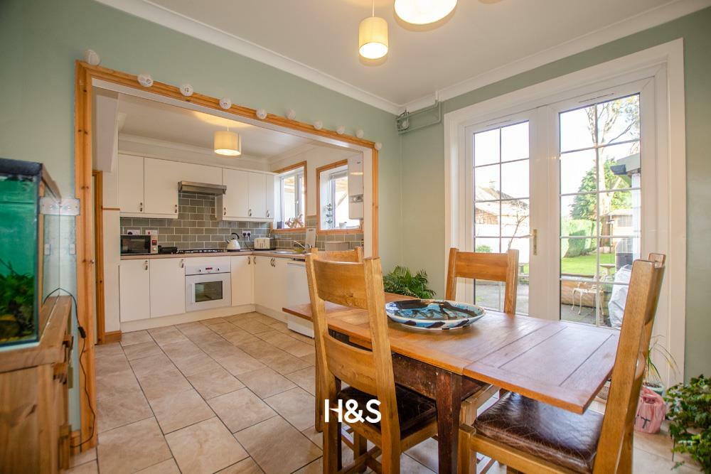 3 Gilliver Road dining room.jpg