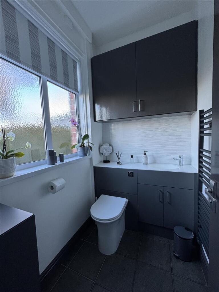 06 DOWNSTAIRS WC_0199.jpg