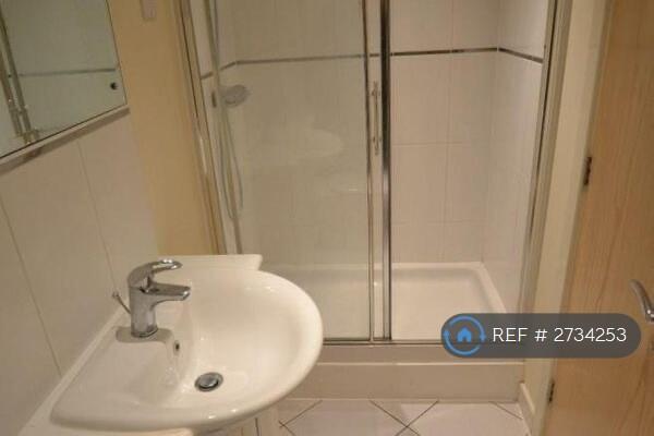 En-Suite To Master Bedroom