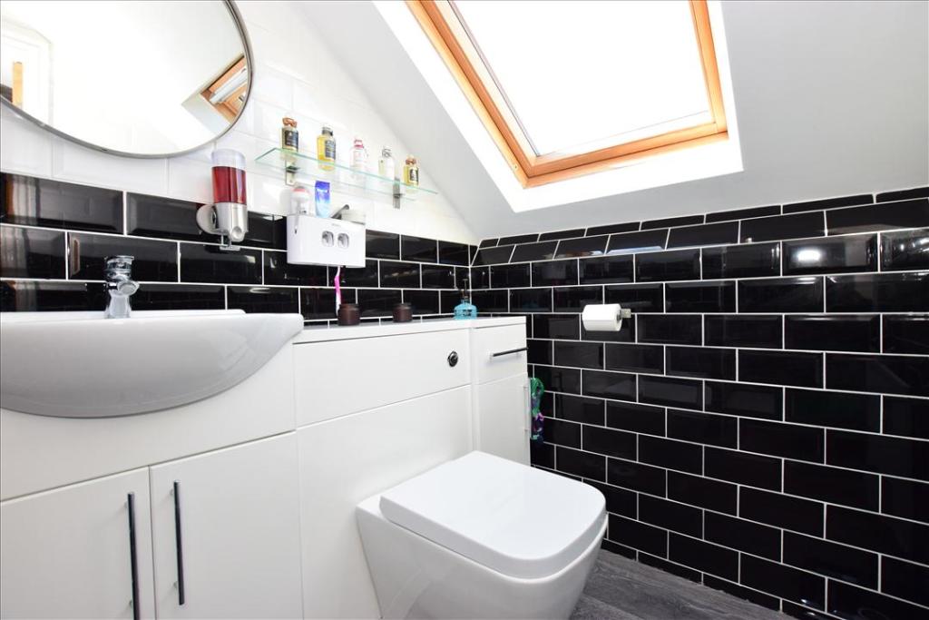 EN-SUITE BATHROOM