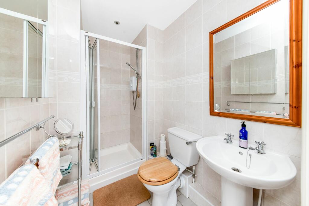 EN-SUITE SHOWER ROOM
