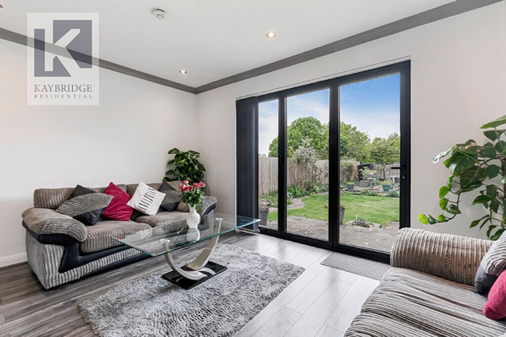 St. Clair Drive, Worcester Park - KT4 8UE