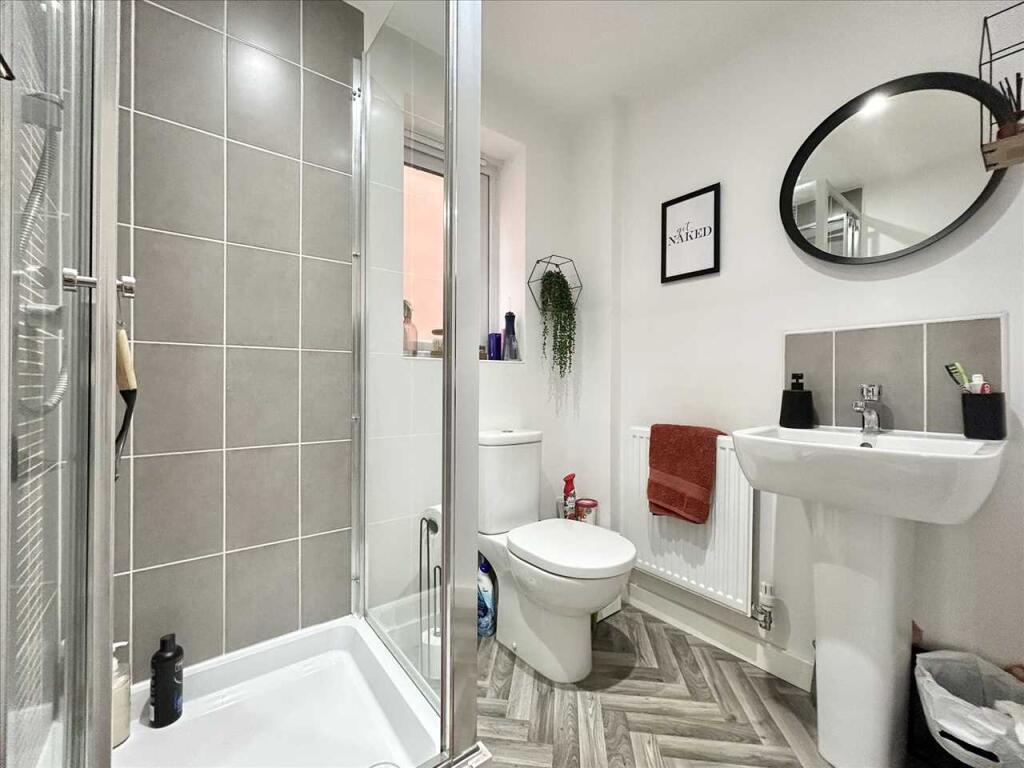 EN-SUITE SHOWER ROOM