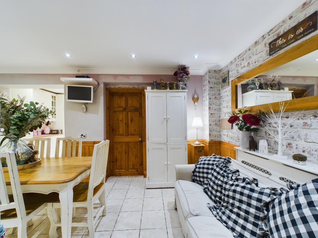 CAM02023G0-PR0121-STILL029