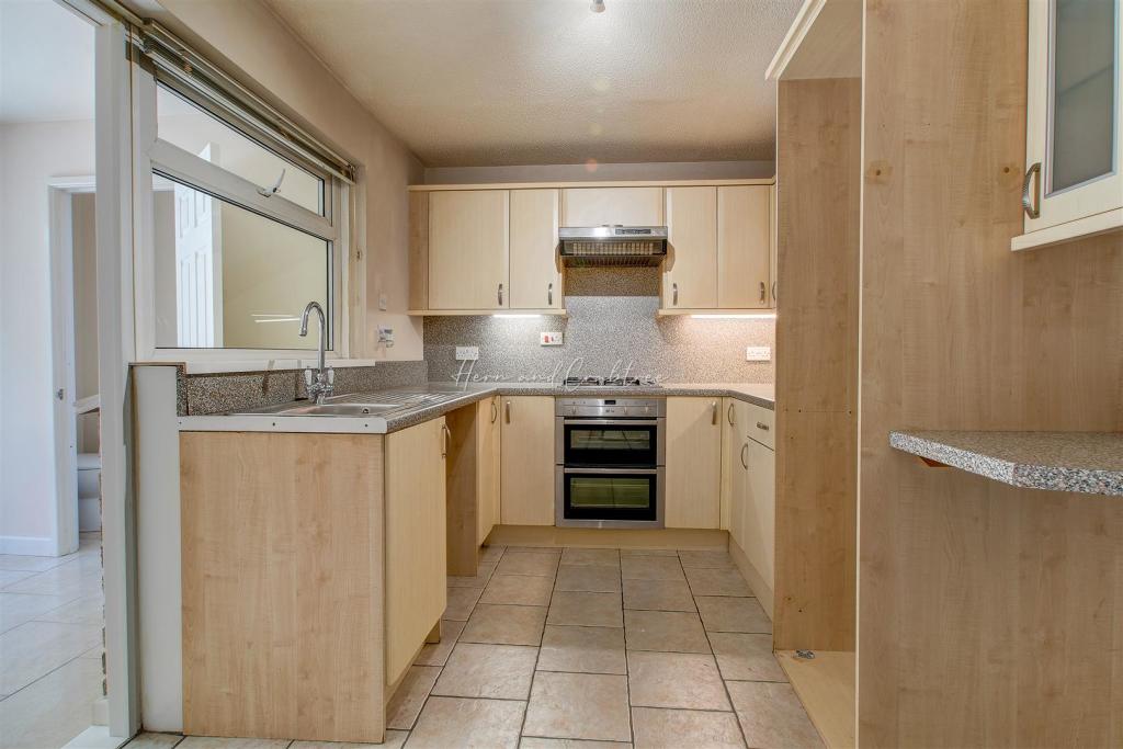 Camelot Way, Thornhill, HernCrabtree_ (2).jpg