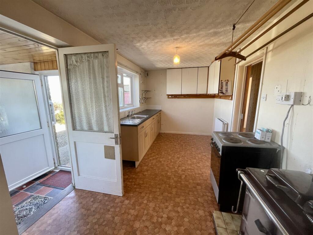 Kitchen 2.jpeg