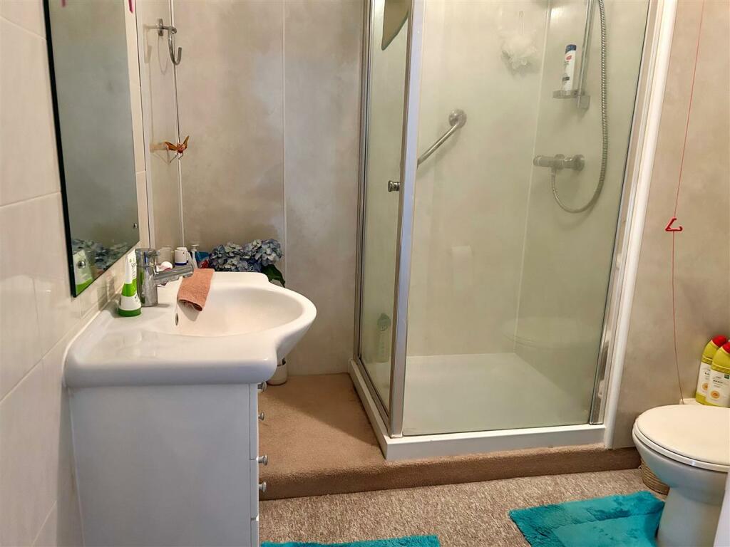 Alexandra Court 47 Shower room.jpg