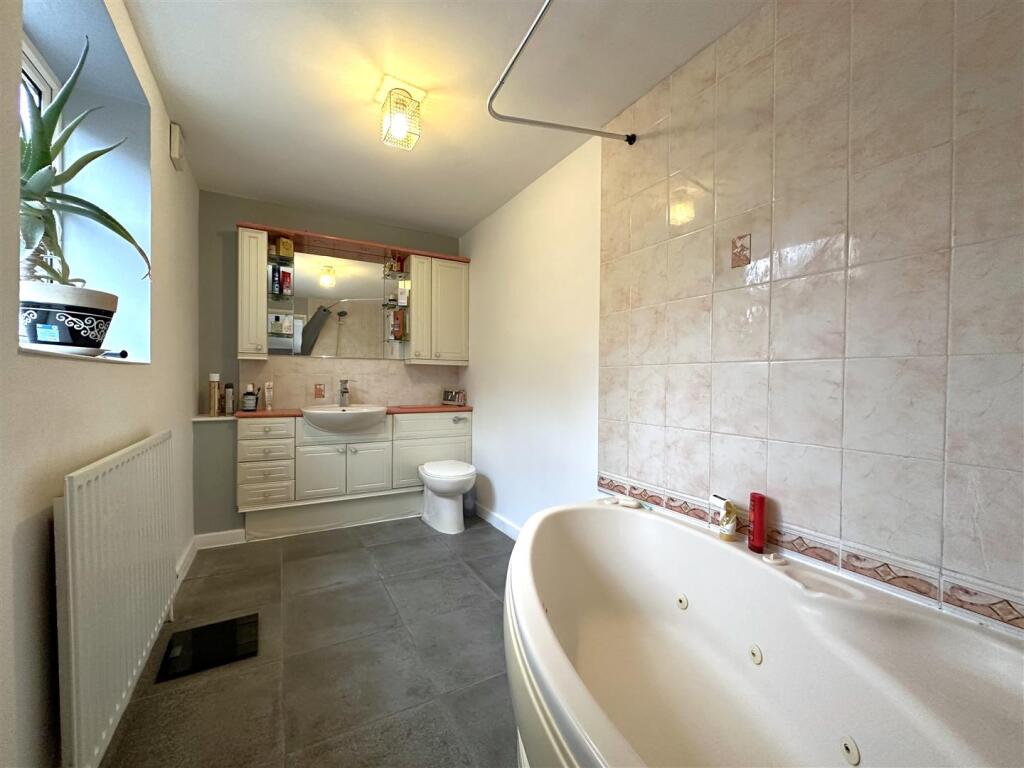 En-Suite Bathroom 695