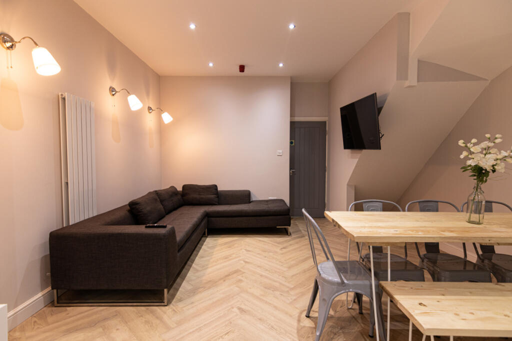 20HR Living Area / Kitchen