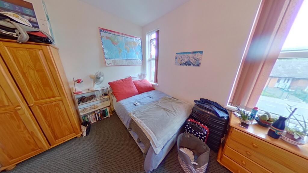 A cozy double bedroom featuring a comfortable b...