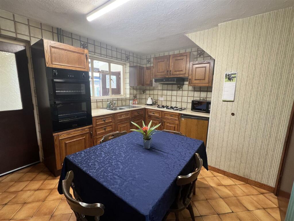 Kitchen 1.jpeg