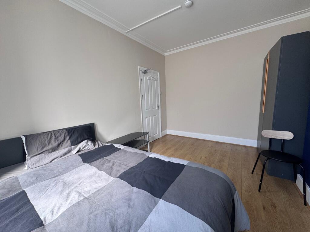 Bedroom 1 E10 (1)