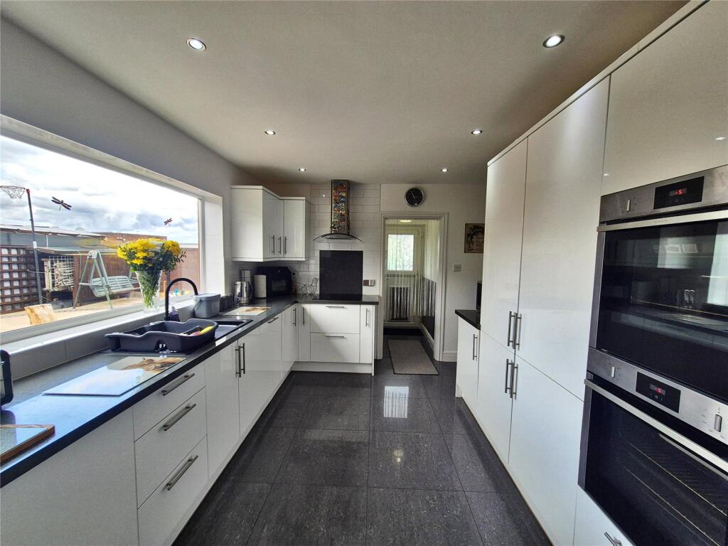 Kitchen/ Dining Room