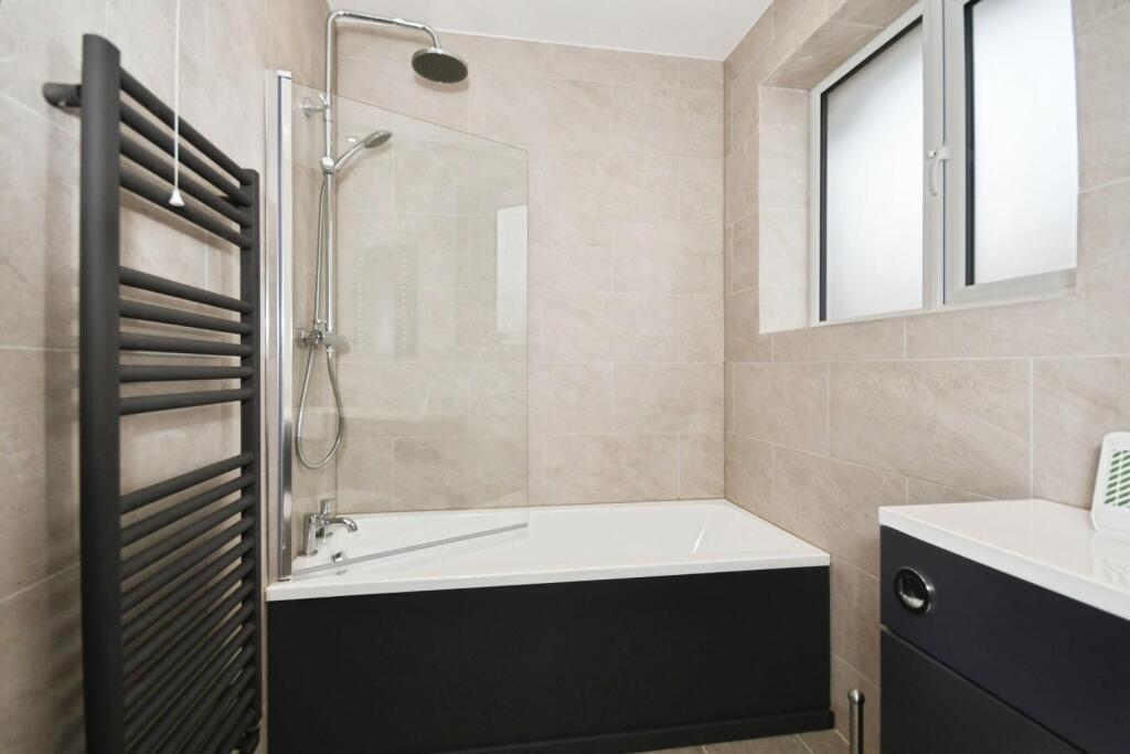 24 BATHROOM 02.jpg
